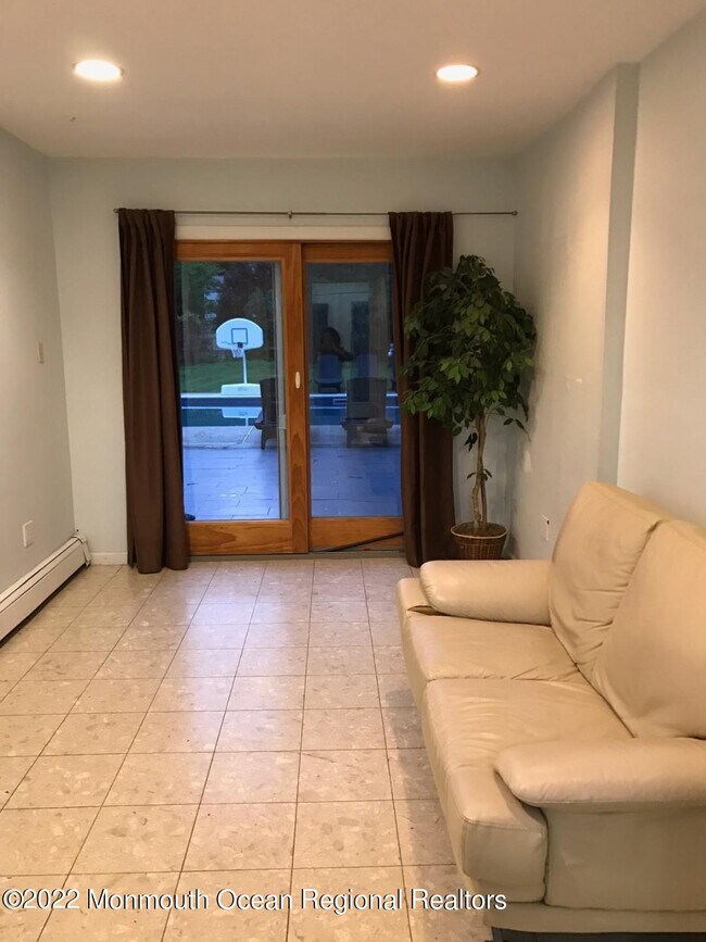 Building Photo - 634 Westwood Ave