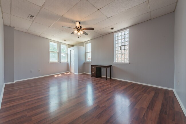 Building Photo - 104 N Graham St