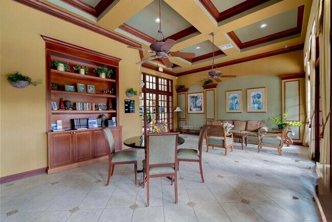 Building Photo - 900 Crestwood Ct S