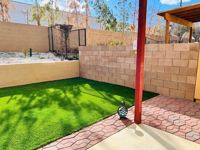 Building Photo - Furnished monthly rental home with all uti...