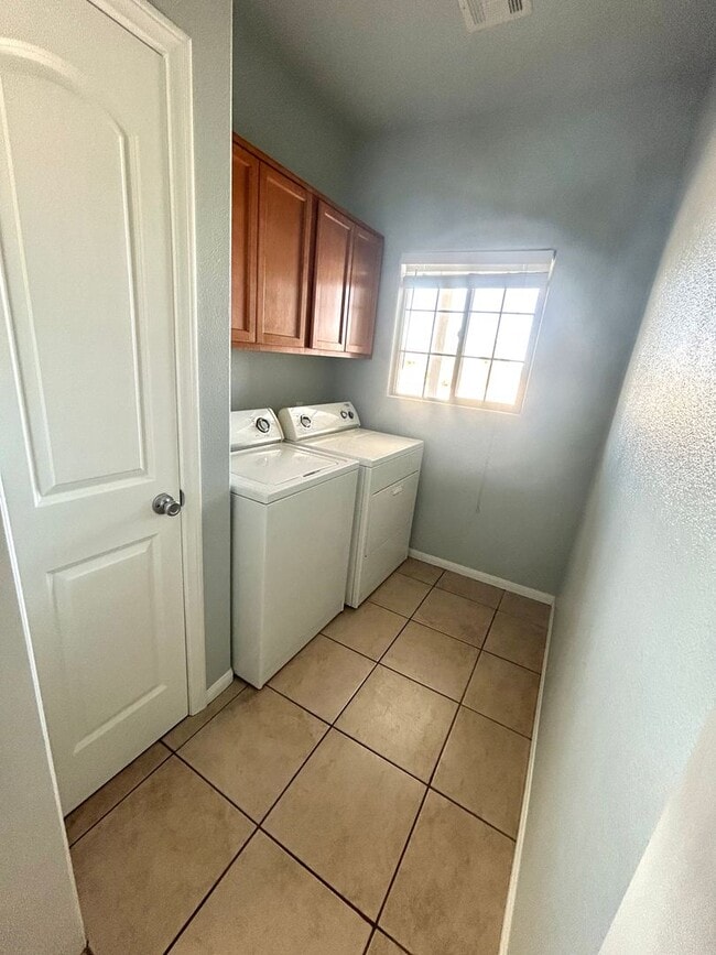Building Photo - 3 Bedroom with open floor plan