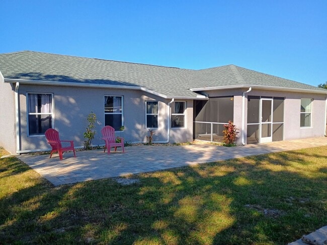 Building Photo - 3 bedroom 2 bathroom Fenced in yard