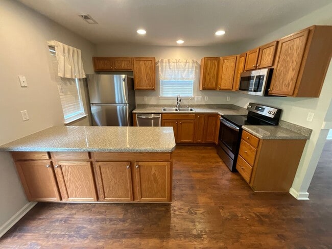 Building Photo - Charming 3 bedroom/2.5 bathroom End Unit i...
