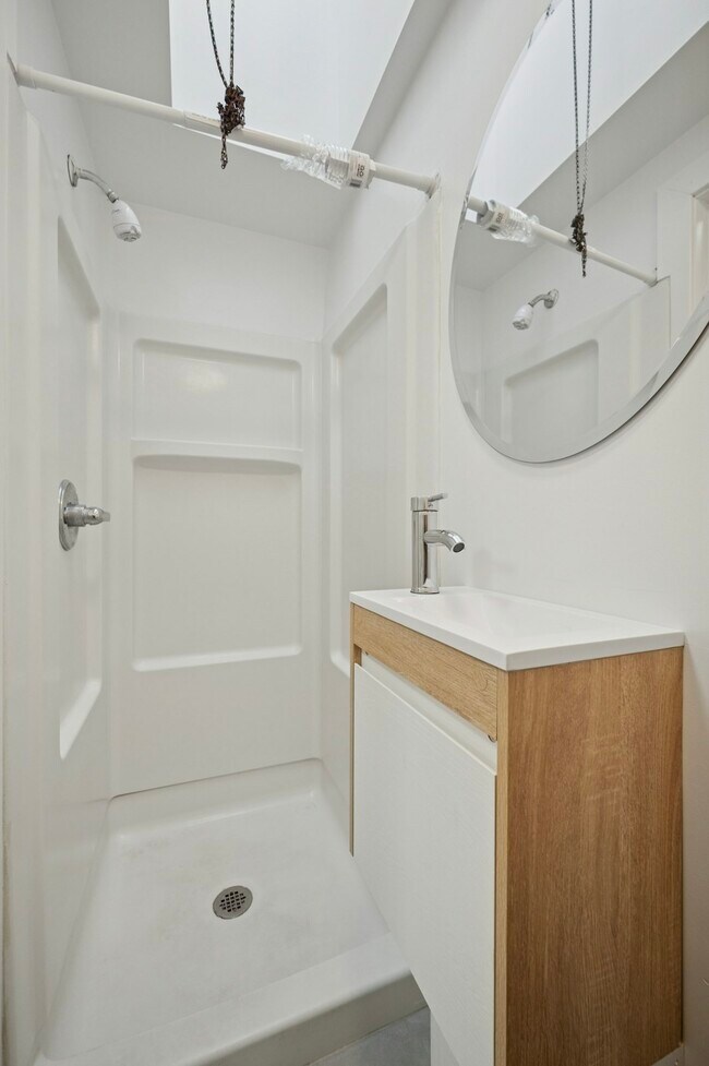 Building Photo - 109 W Queen Ln