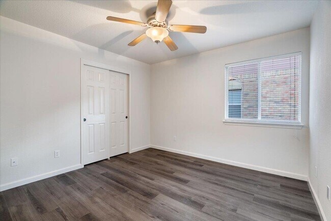 Building Photo - 1006 Gentry Dr