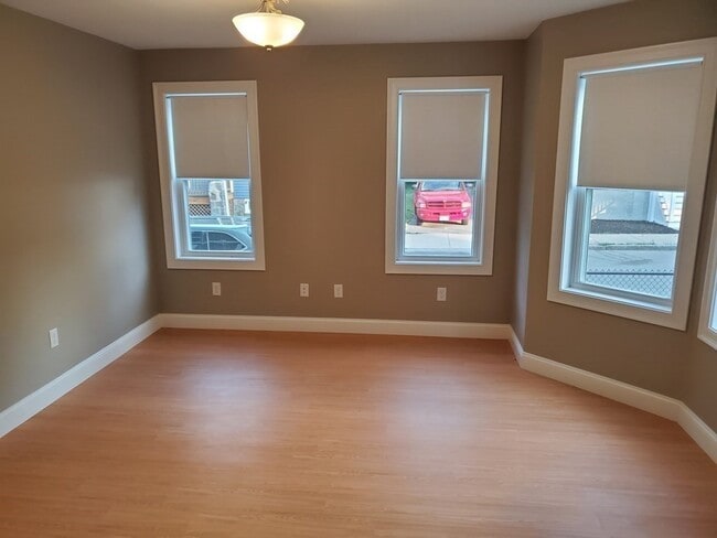 Building Photo - 110 Lucerne St