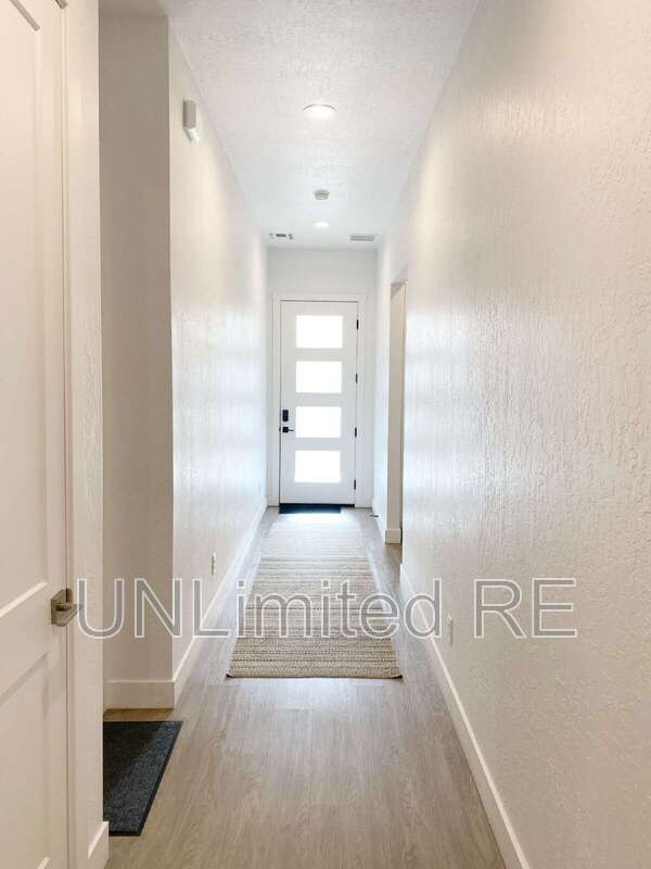 Building Photo - 2717 S Vega St