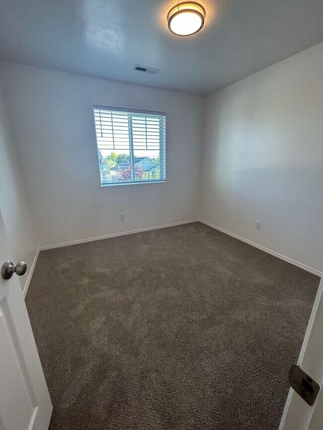 Building Photo - 3 Bedroom plus Loft For Rent! Victory Sout...