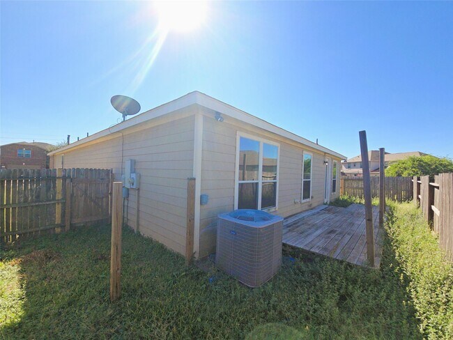 Building Photo - 16014 Peach Bluff Ln