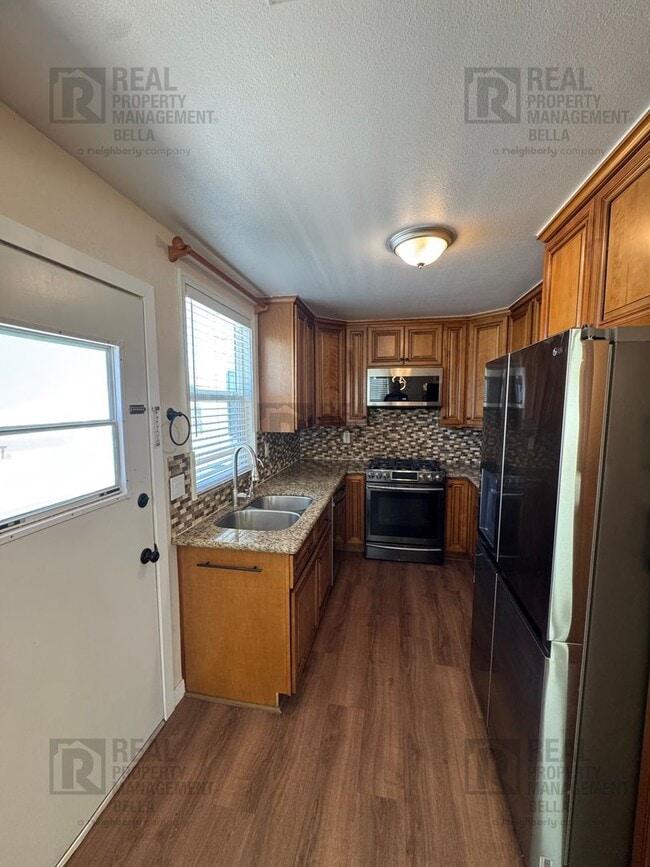 Building Photo - Charming, Updated, and Move-In Ready — A Lake Elsinore Gem!