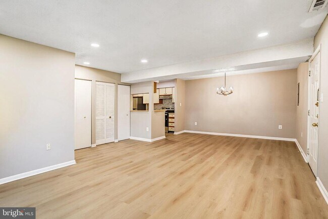 Building Photo - 1603 Carriage House Terrace