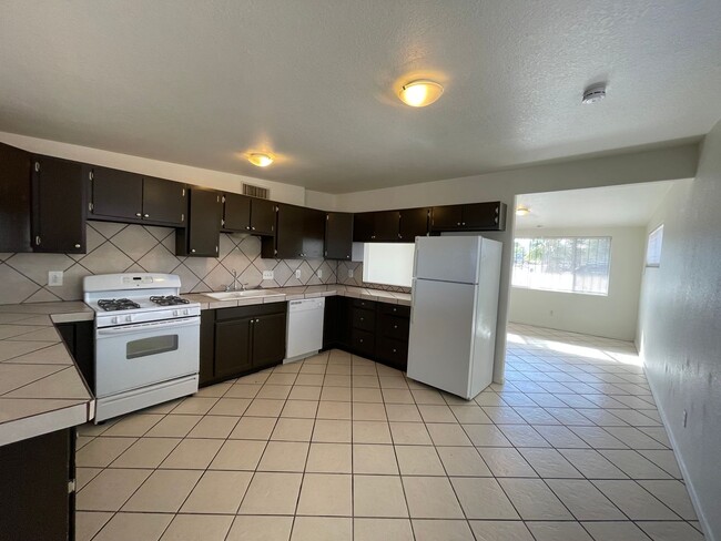 Building Photo - 2621 S Lands End Rd