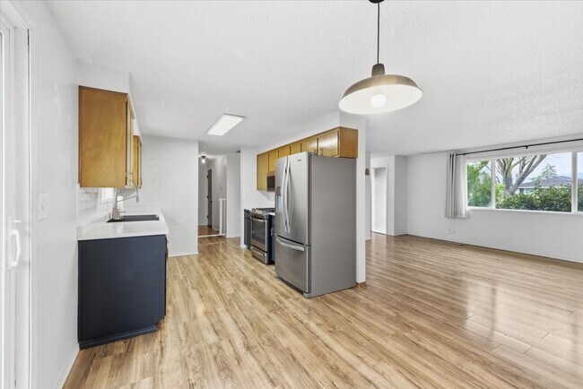 Building Photo - 2500 Alma Dr