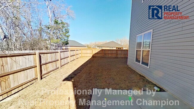 Building Photo - Spacious Home with Fenced Back Yard Convenient to Camp Lejeune