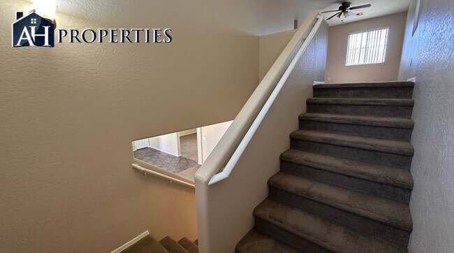 Building Photo - 3 Bed 2.5 bath 2 story house LOTS of storage