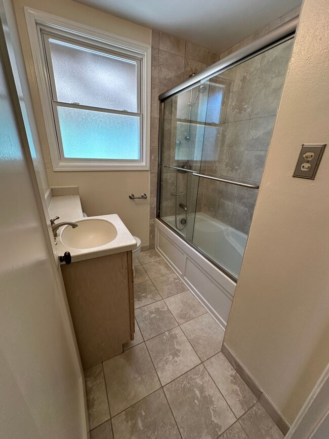 Building Photo - Cute Benicia Single Family Home 2 Bedroom and 1 Bathroom