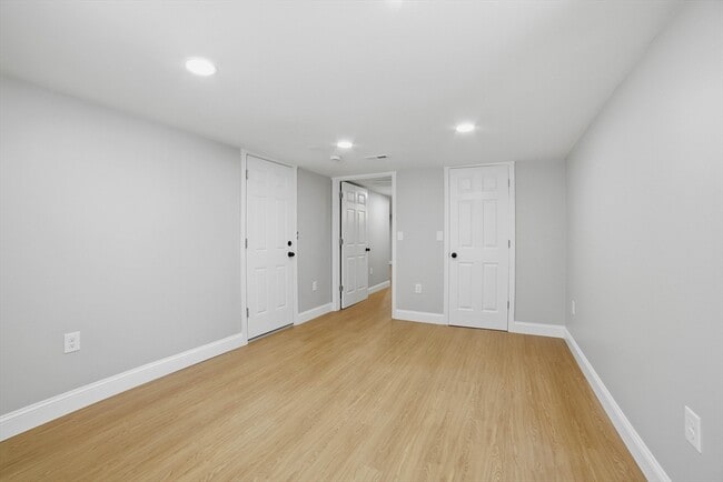 Building Photo - 44 Topsfield Cir