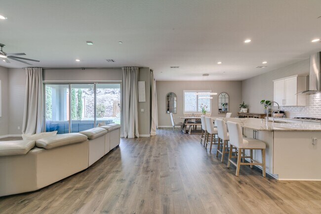 Building Photo - Luxury Rental with Mountain Views in Gated Henderson Community