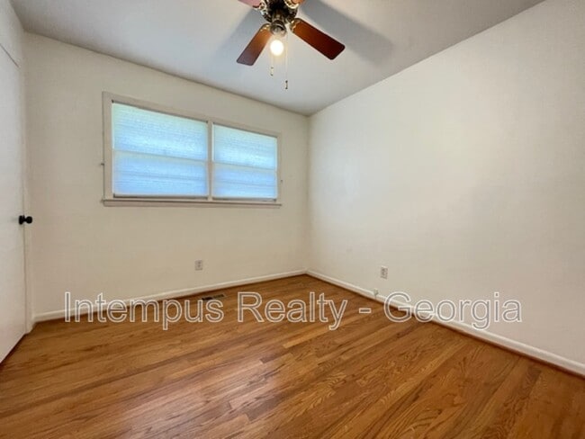 Building Photo - 633 White St