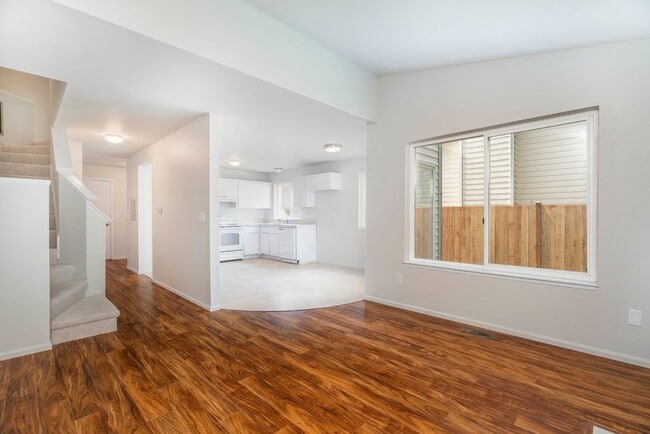 Building Photo - North Bothell 3 bdrm Townhome with private fenced yard