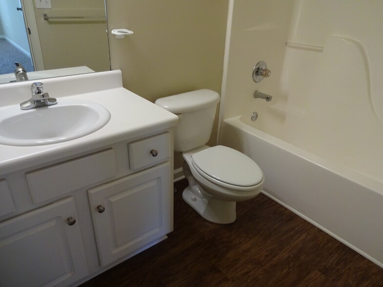 Building Photo - 1302 River Club Dr NE