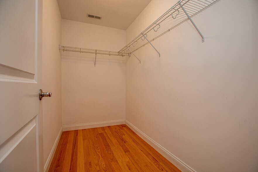 Building Photo - 8 Summer Hill Cir