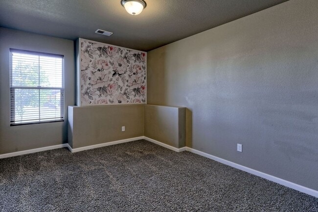 Building Photo - 3 Bedroom 2 1/2 Bath in Loveland