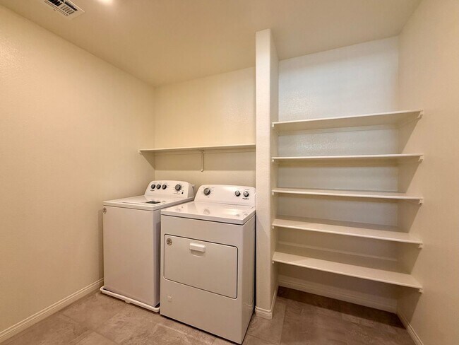 Building Photo - NEVER LIVED IN 4 BED 2.5 BATH 2 CAR GARAGE SINGLE FAMILY HOME FOR RENT!