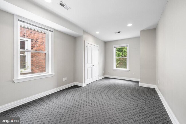 Building Photo - 619 S 42nd St