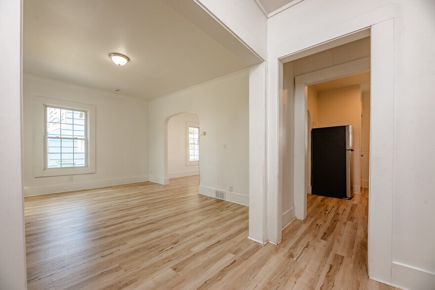 Building Photo - 575 Woodbine Ave