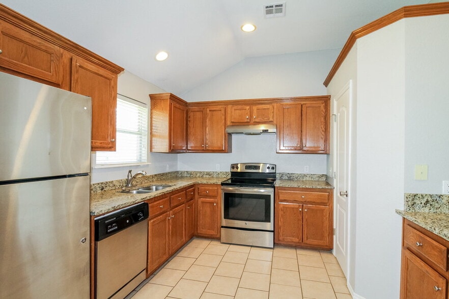 Building Photo - 716 Cavecreek St