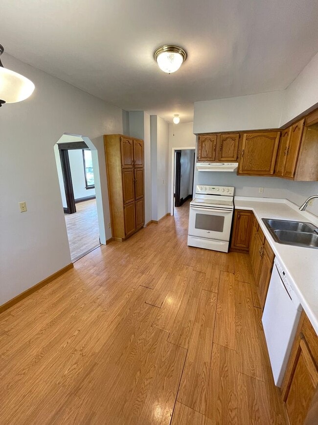 Building Photo - AVAILABLE JULY- 3 Bedroom, 1.5 Bath Home!