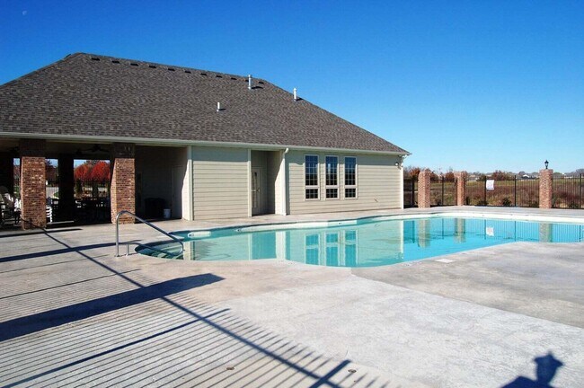 Building Photo - 5733 Abercorn Dr