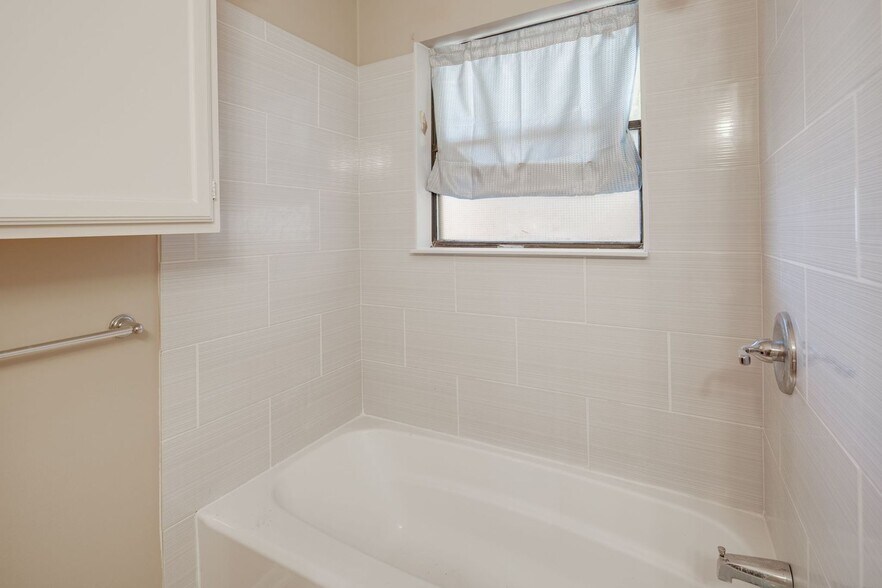 Building Photo - JUNE SUBLEASE!!!!  Adorable 3 Bedroom 2 Bathroom Home with Yard and 2 Car Garage!