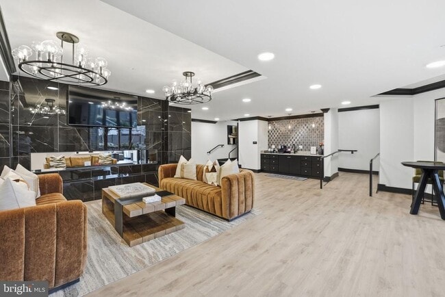 Building Photo - 701 N Henry St