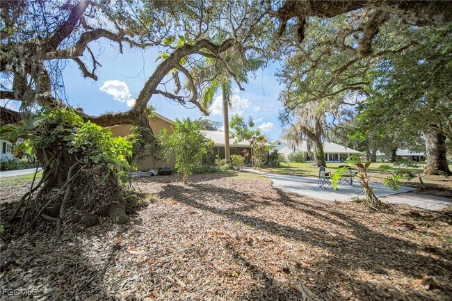 Building Photo - 1250 Riverbend Dr