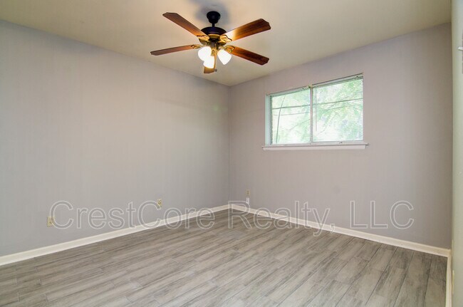 Building Photo - 21 Diana St