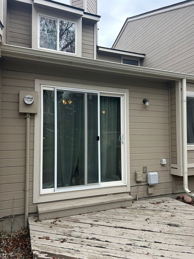 Building Photo - Charming 2 bedroom with 1 car garage