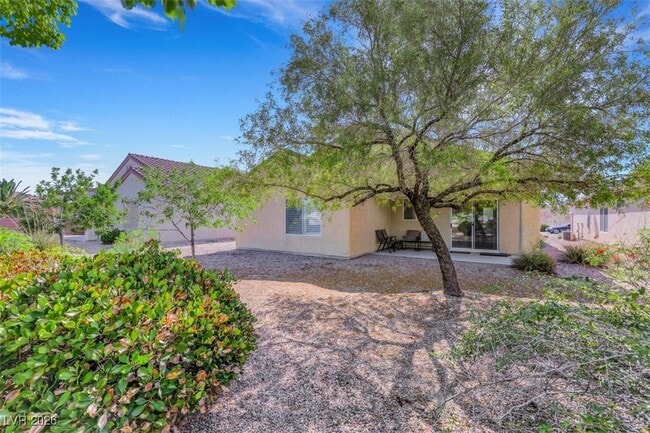 Building Photo - 1935 Valley Center Dr