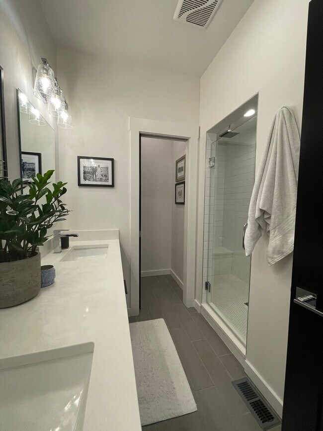 Building Photo - Modern 2BR + Office Townhome with Rooftop Deck in Prime Sunnyside/Highlands Location