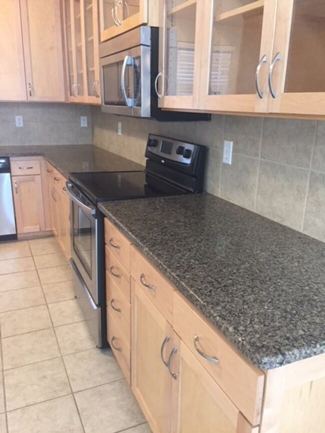 Building Photo - Lake Estates 4 bed 2.5 bath 3 car garage home!