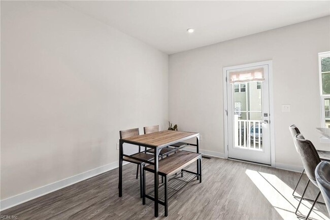 Building Photo - Newer Construction 3 Story Condo!