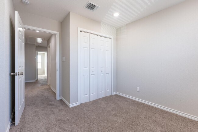 Building Photo - 6934 Crestway Dr