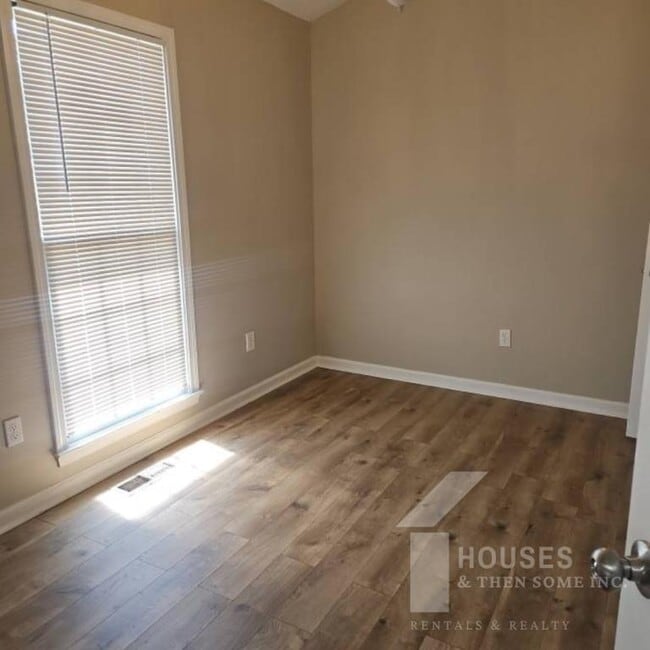 Building Photo - 403 Fairdale Dr