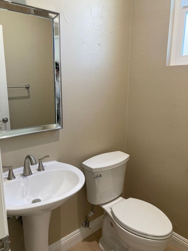 Building Photo - 3 bedroom 2.5 bath home Las Flores