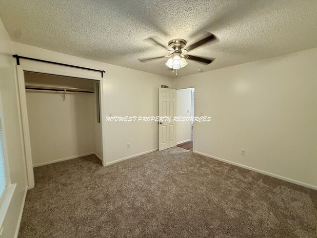 Building Photo - Beautiful 2 Bedroom Duplex - Fresh & Clean!