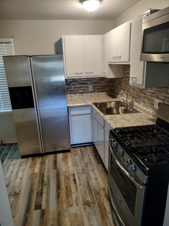 Building Photo - 3 bedroom, 1 bathroom home in College Hill...