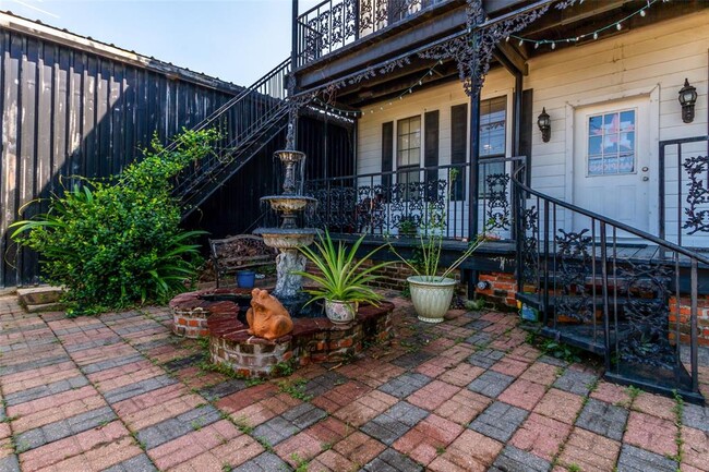 Front courtyard - 2505 Austin St