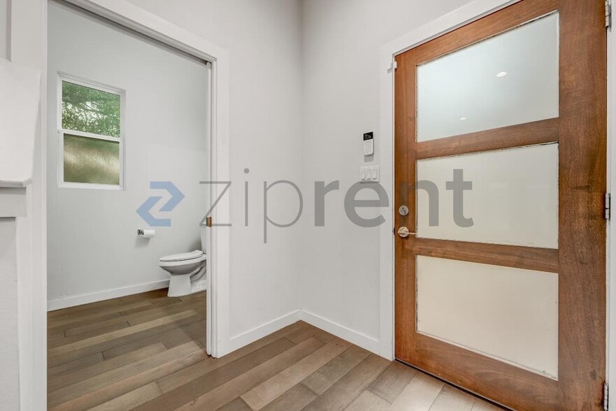 Building Photo - Unit A