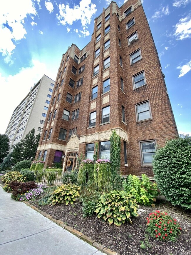 Building Photo - 807 W 48th St